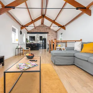  Apartment Stayright- 2 Bedroom House, Centrally Located & Close Walk To Centre