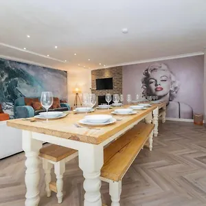 super-stylish-group-house-by-the-sea-sleeps-20.brighton-hotels-england.com/
